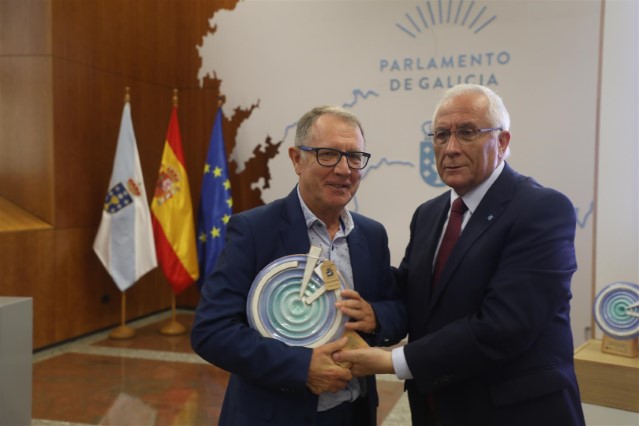 Don Manuel González González, presidente da Asociación Punto Gal, recolle o premio á empresa anunciante na modalidade de radio.